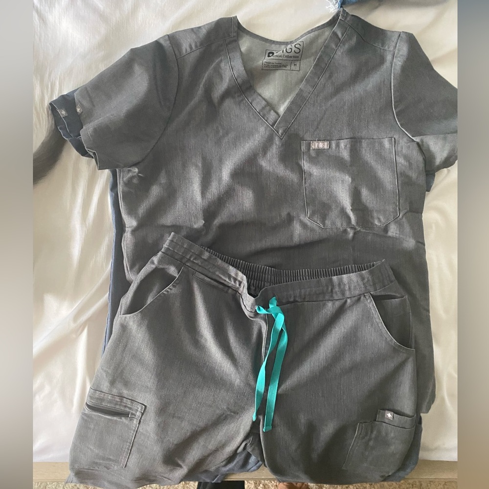 Figs Technical collection Graphite Catarina one pocket top and yola skinny